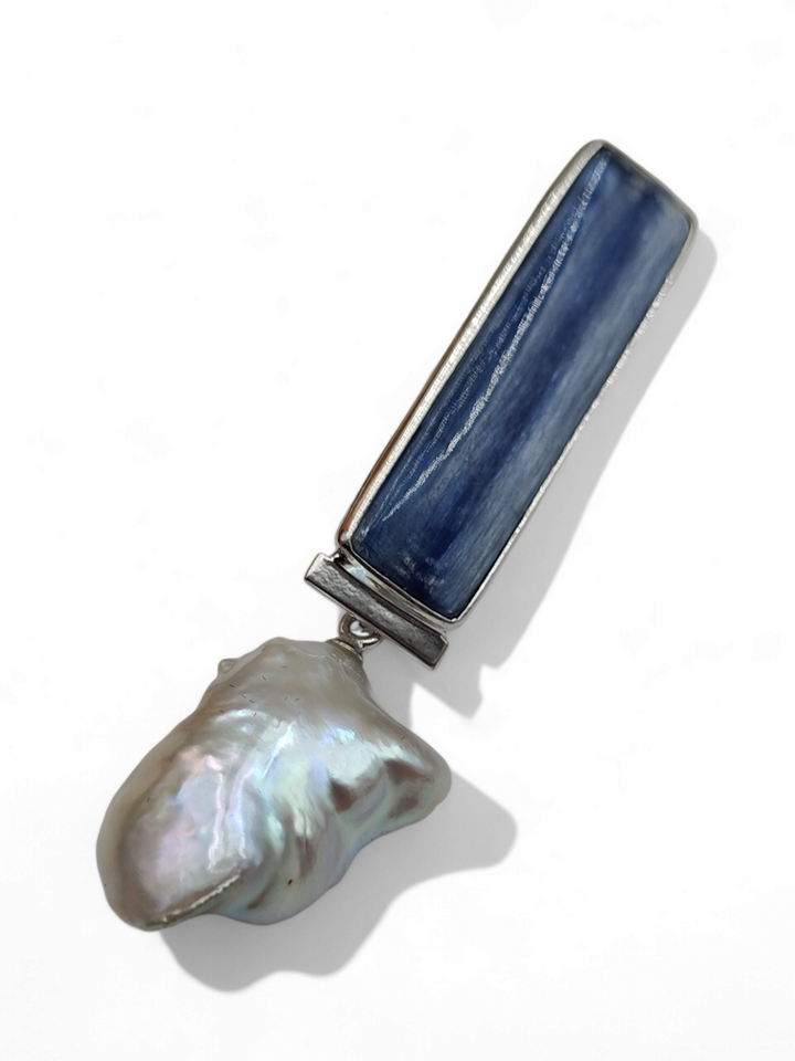 Special rectangle earrings in kyanite and scaramazza pearl mounted on silver