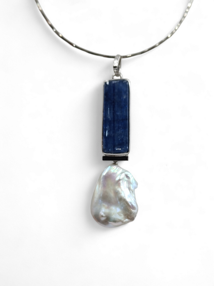 Special rectangle pendant in kyanite and scaramazza pearl mounted on silver