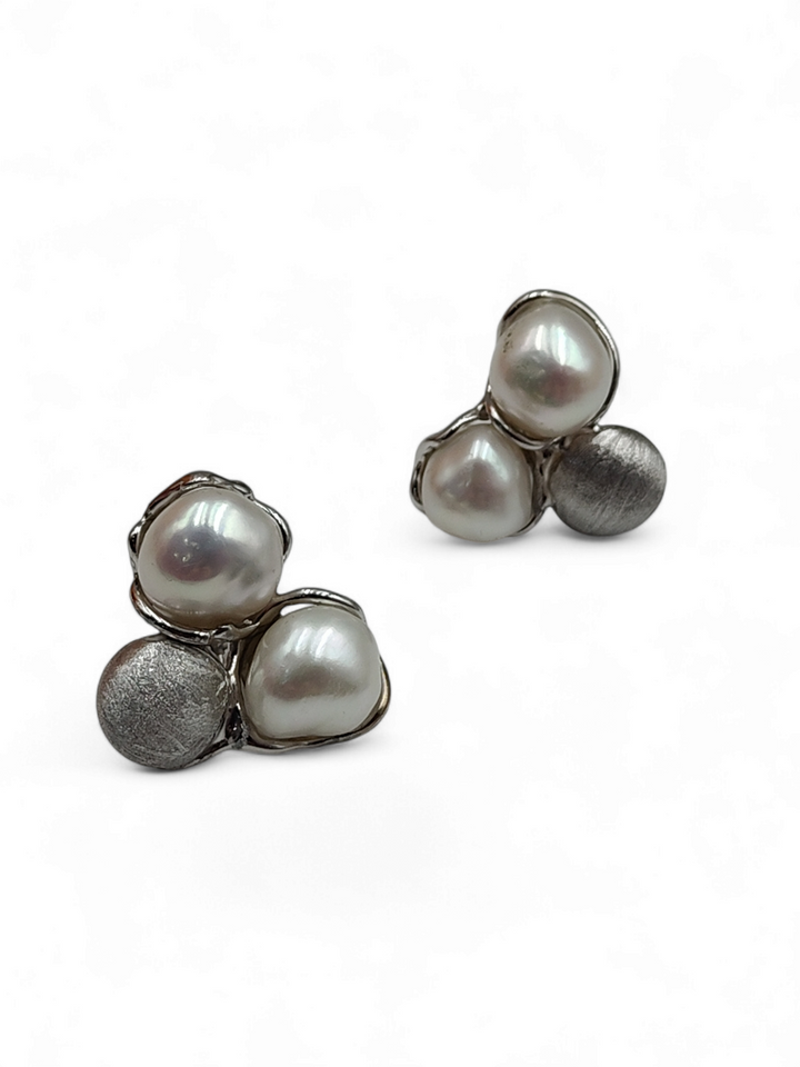 Trilogy pearl earrings mounted on silver