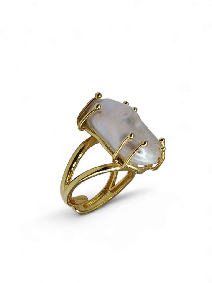 Anello quadrato in perla scaramazza montato su argento dorato