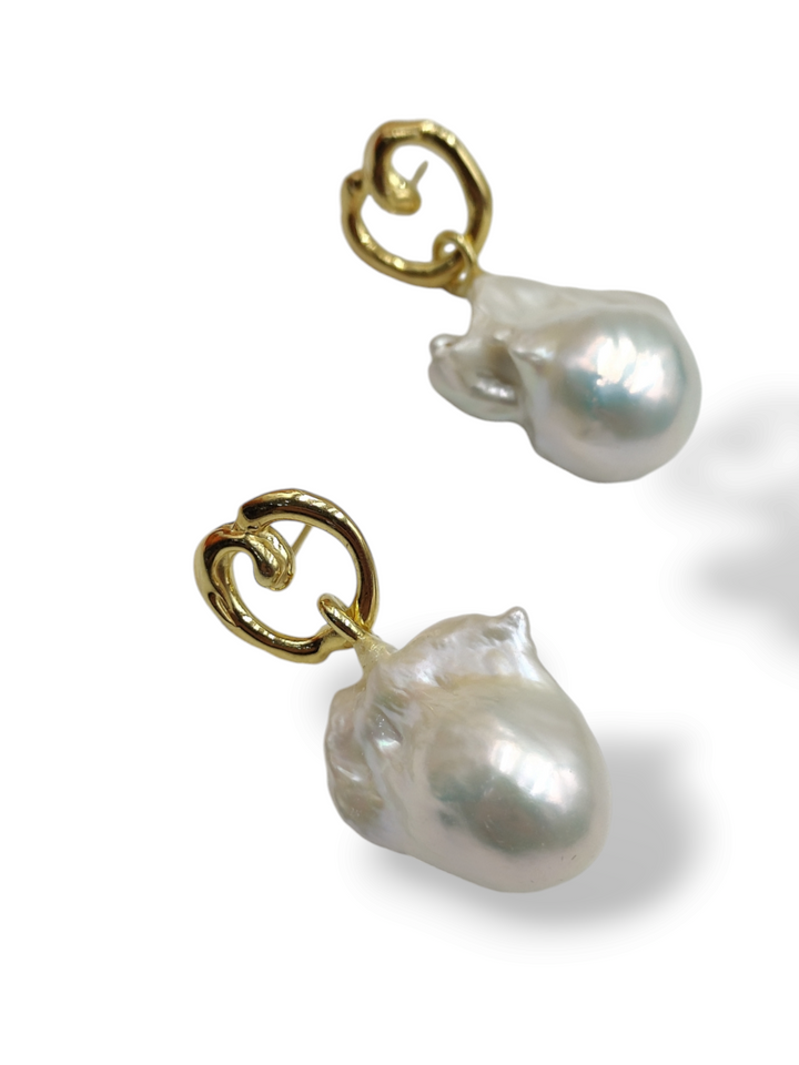 Orecchini in perla scaramazza montato su argento dorato