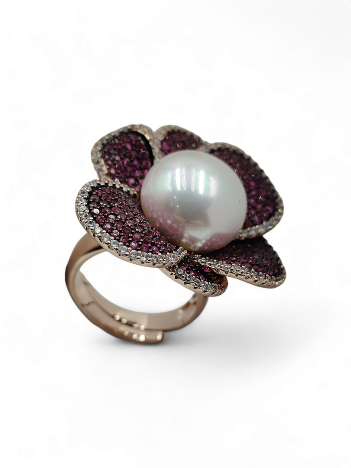 Anello fiore prezioso in perla e zirconi montato su bronzo