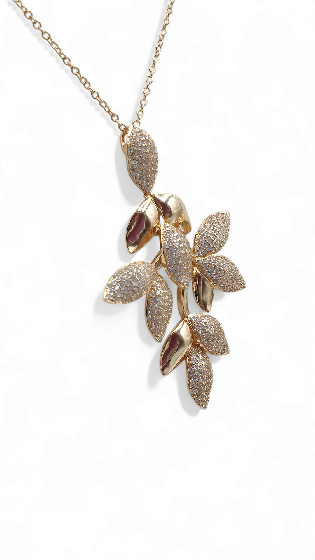 Precious leaf necklace mounted on bronze