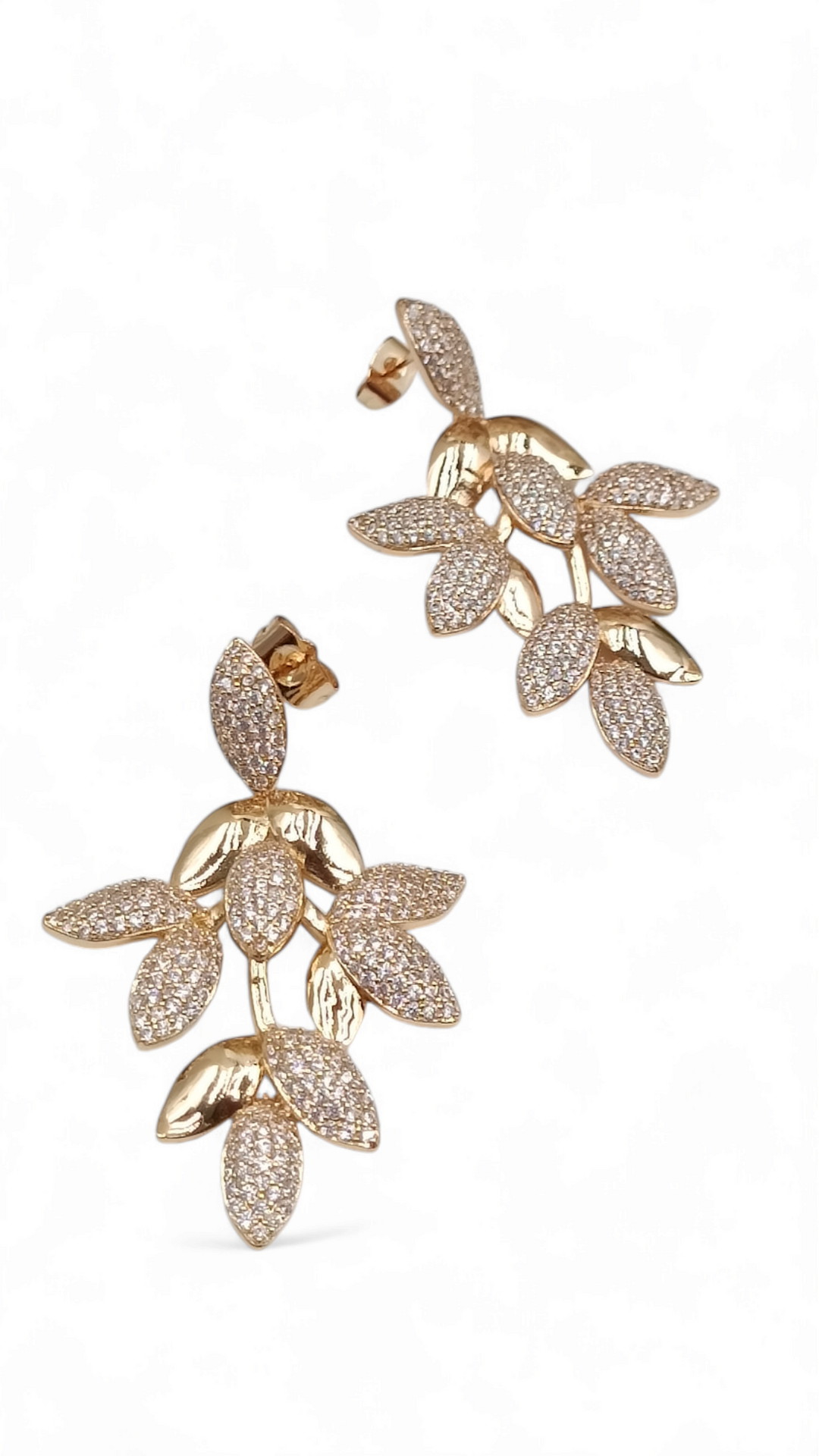 Precious leaf earrings mounted on bronze
