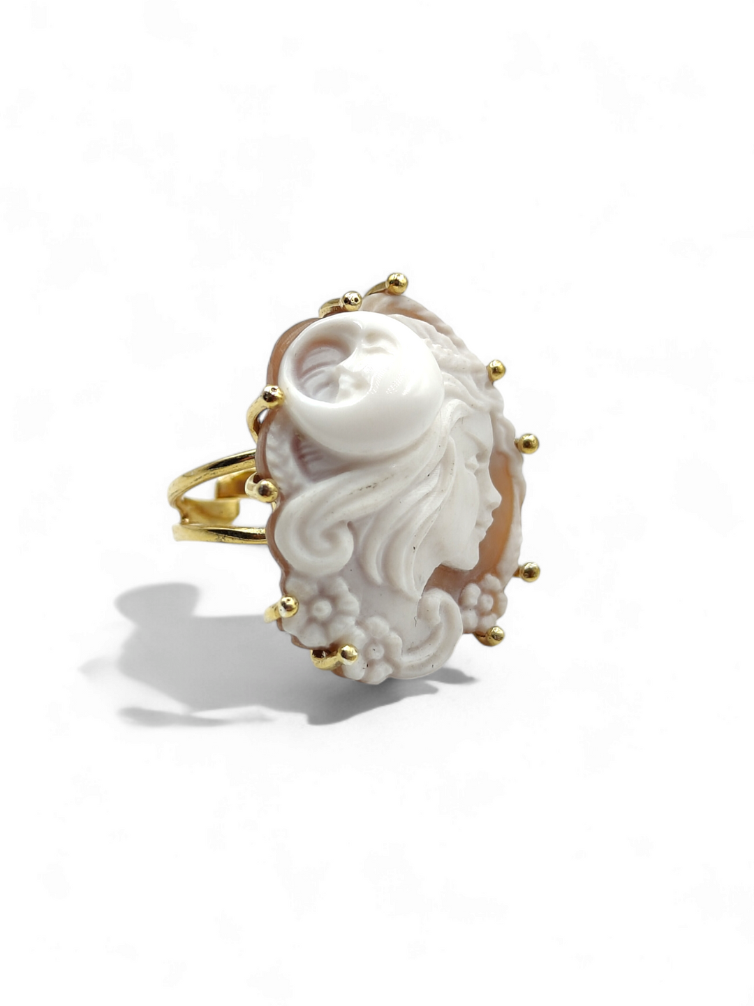 "MOON GODDESS" RING IN CAMEO MOUNTED IN SILVER