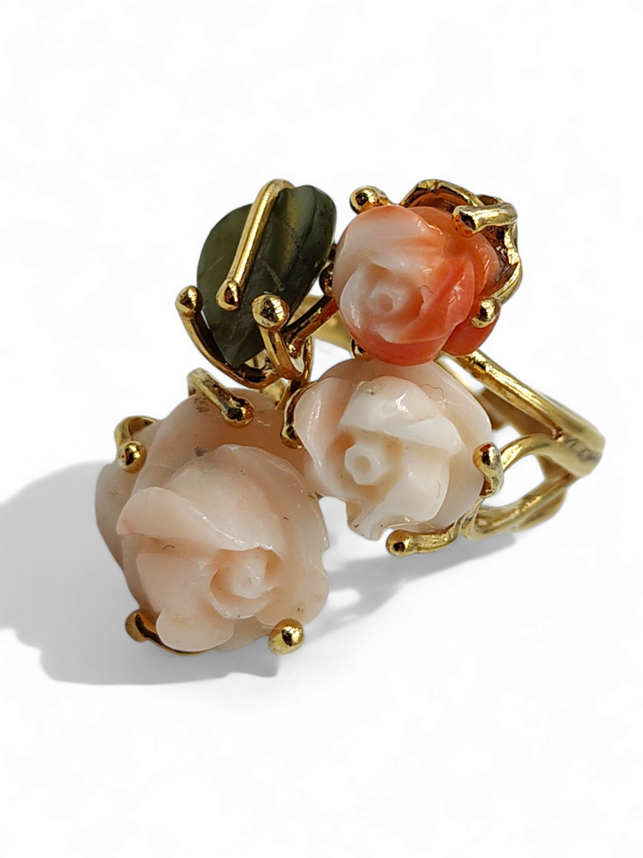 Anello roselline in corallo montato su argento