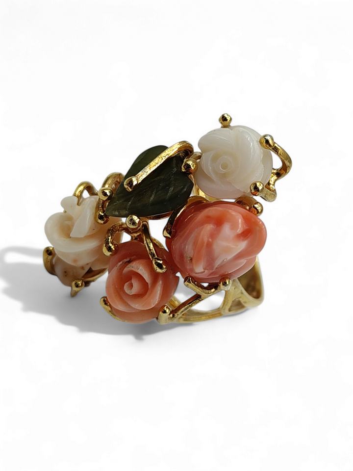 Anello roselline in corallo montato su argento