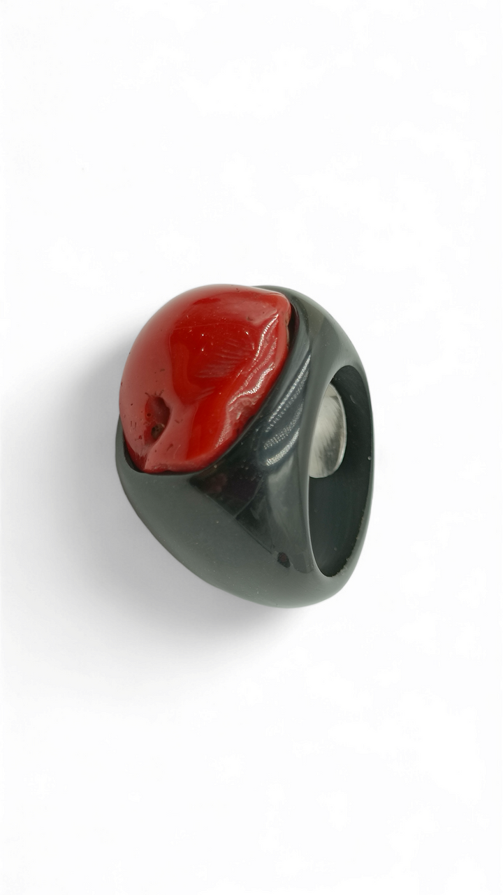 Anello in corallo rosa montato su agata nera