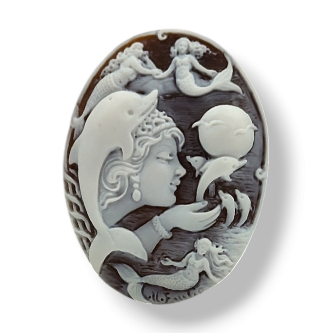 Pendant goddess and sirens of the sea engraved on cameo