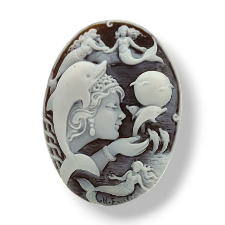 Pendant goddess and sirens of the sea engraved on cameo