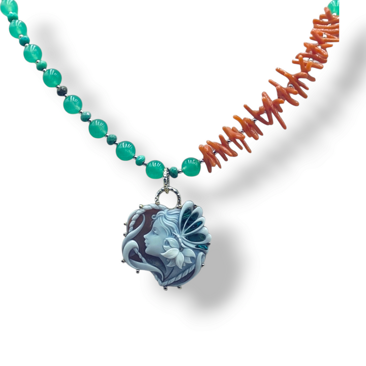 Collana ciondolo" Butterfly"  in cammeo montato su argento e collana giada e corallo