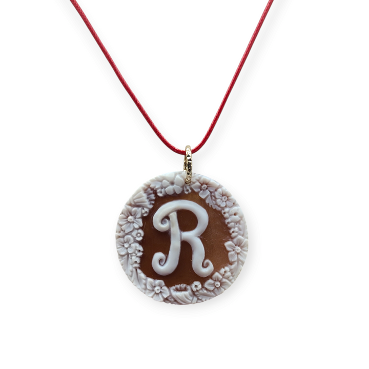 "Initial" pendant necklace in cameo mounted in silver