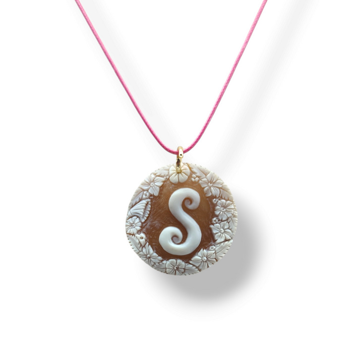 "Initial" pendant necklace in cameo mounted in silver