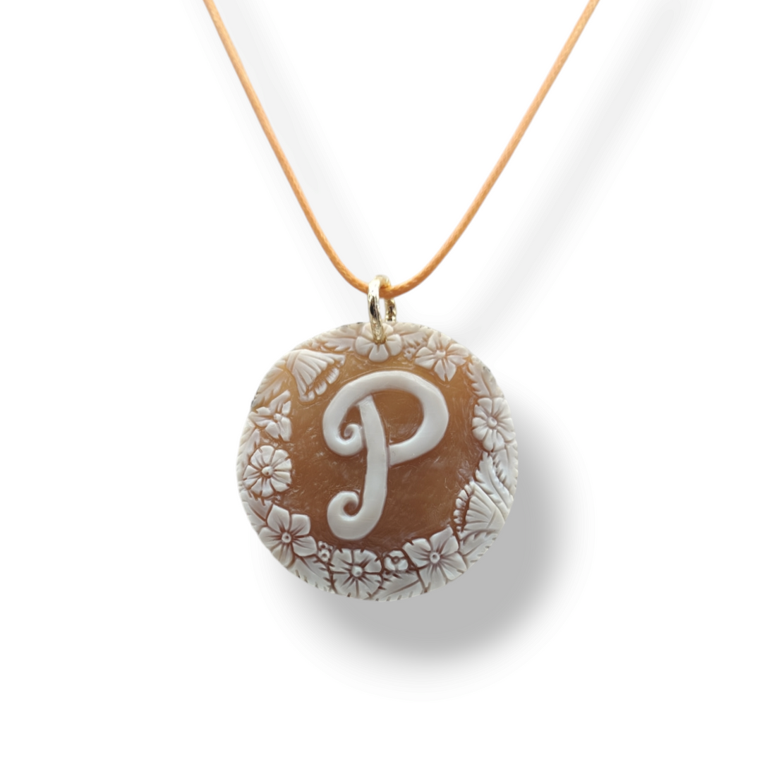 "Initial" pendant necklace in cameo mounted in silver
