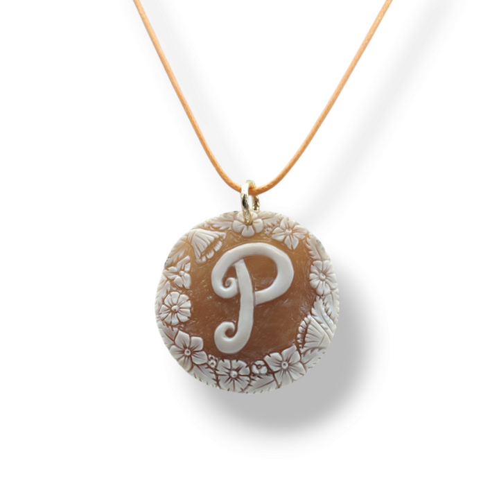 "Initial" pendant necklace in cameo mounted in silver