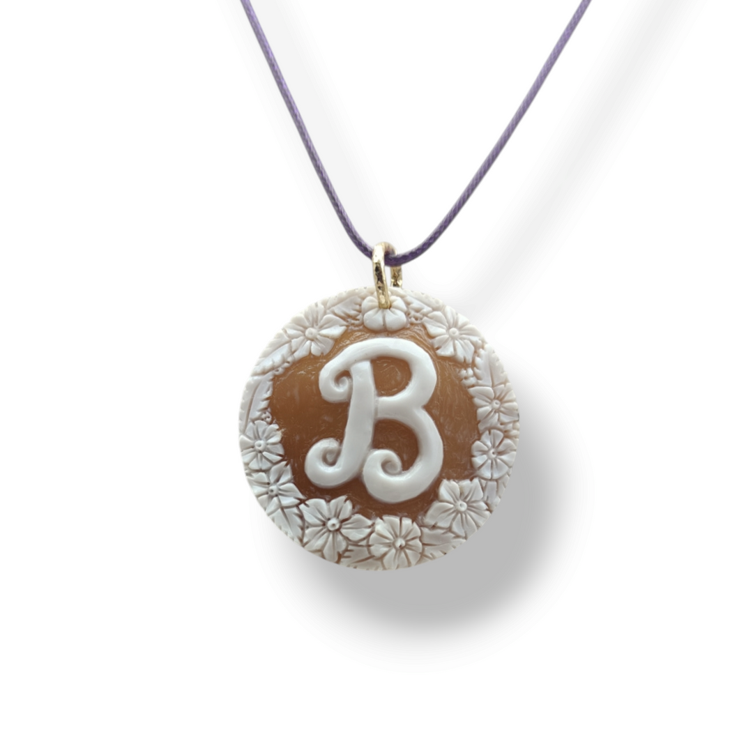 "Initial" pendant necklace in cameo mounted in silver