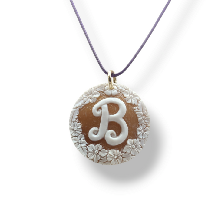 "Initial" pendant necklace in cameo mounted in silver