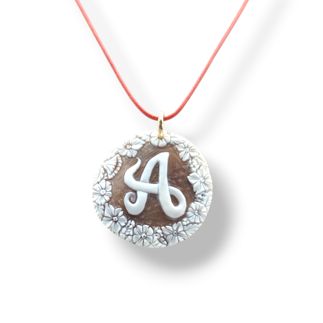 "Initial" pendant necklace in cameo mounted in silver