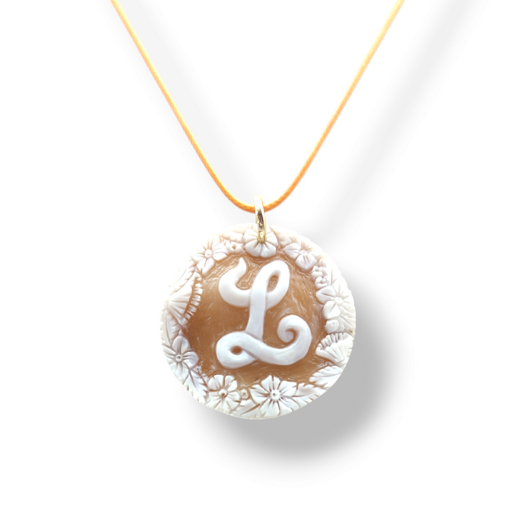 "Initial" pendant necklace in cameo mounted in silver