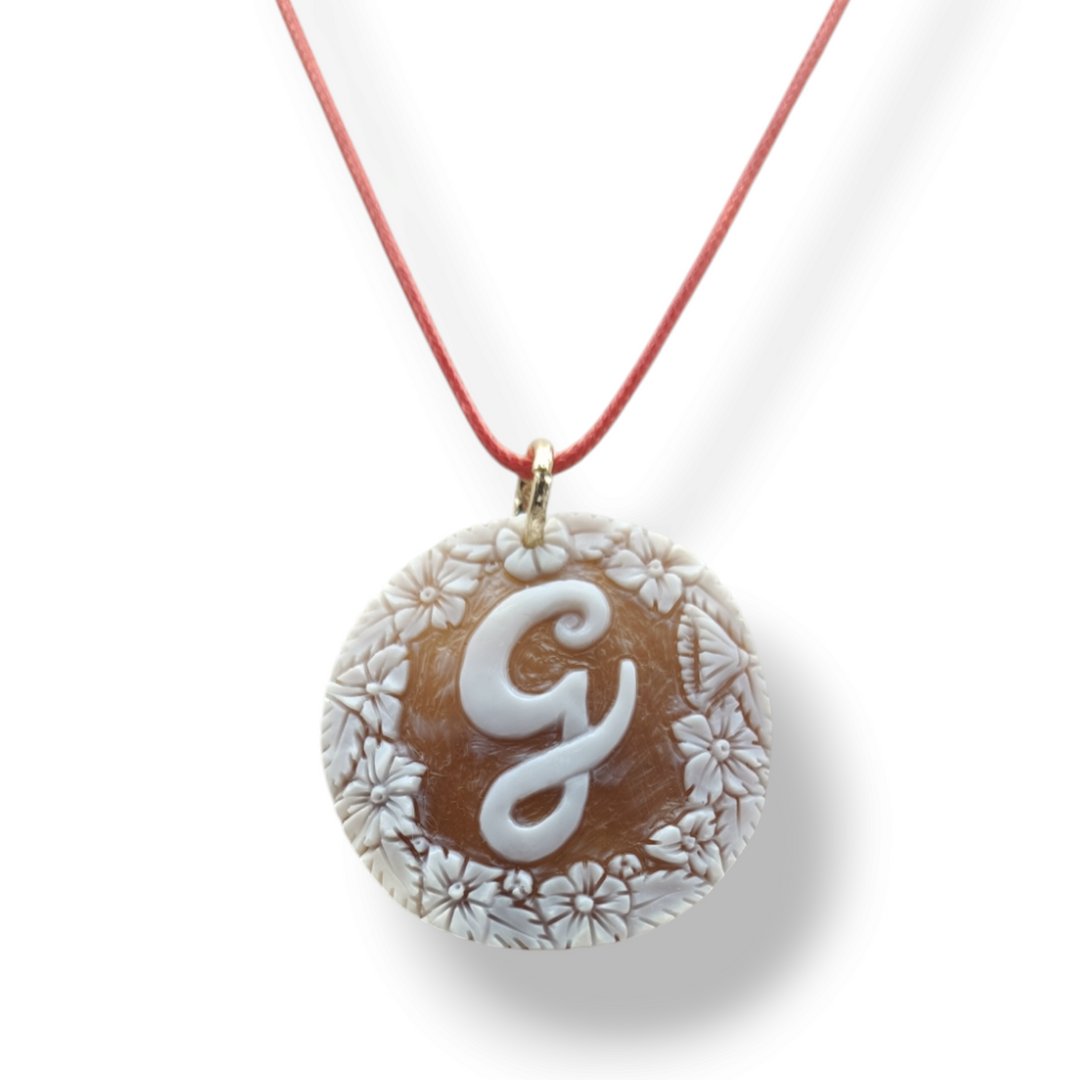 "Initial" pendant necklace in cameo mounted in silver