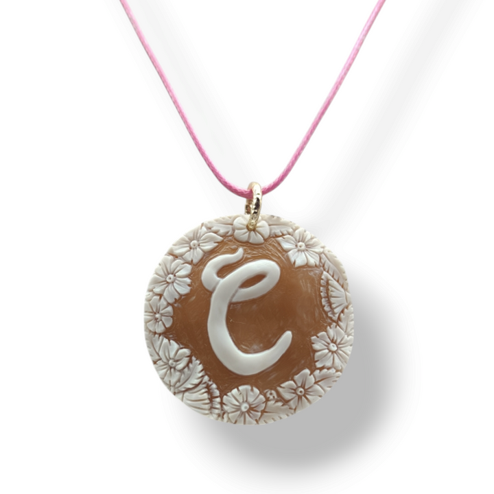 "Initial" pendant necklace in cameo mounted in silver