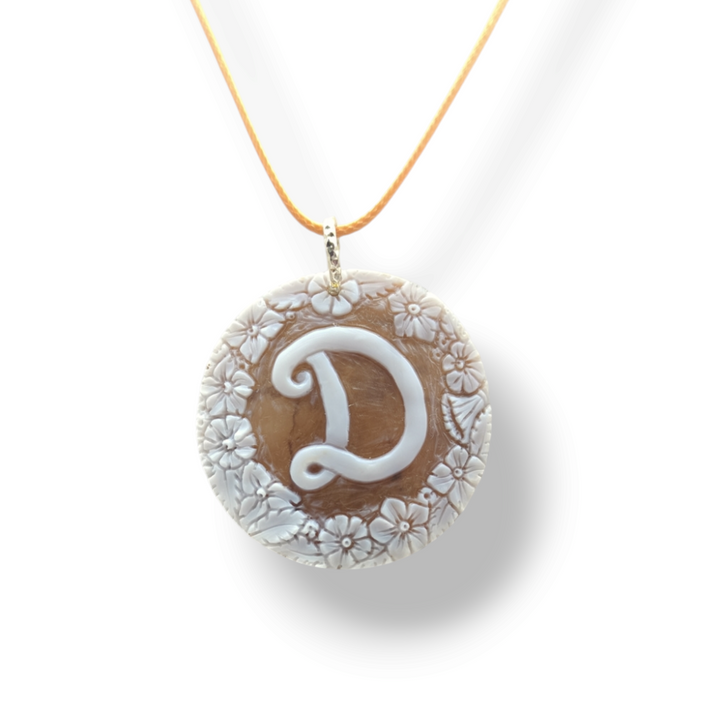 "Initial" pendant necklace in cameo mounted in silver