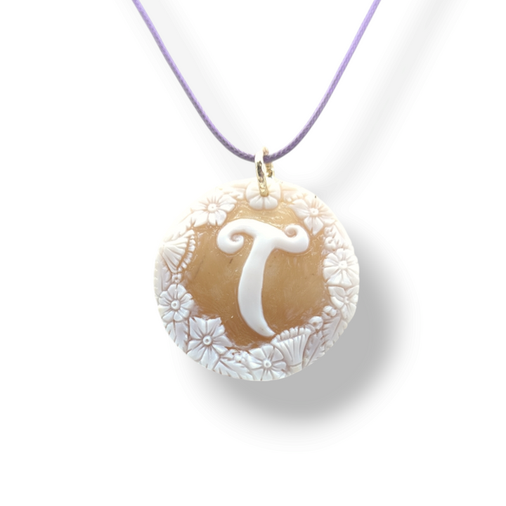 "Initial" pendant necklace in cameo mounted in silver