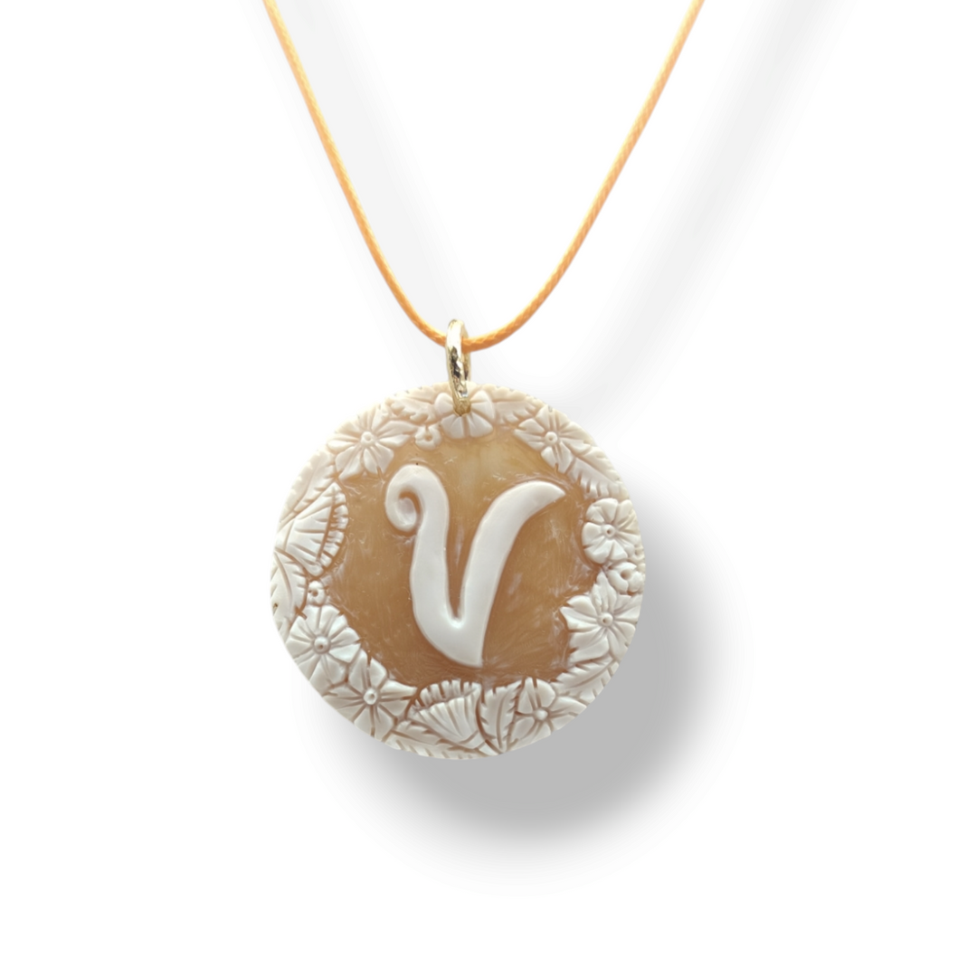 "Initial" pendant necklace in cameo mounted in silver