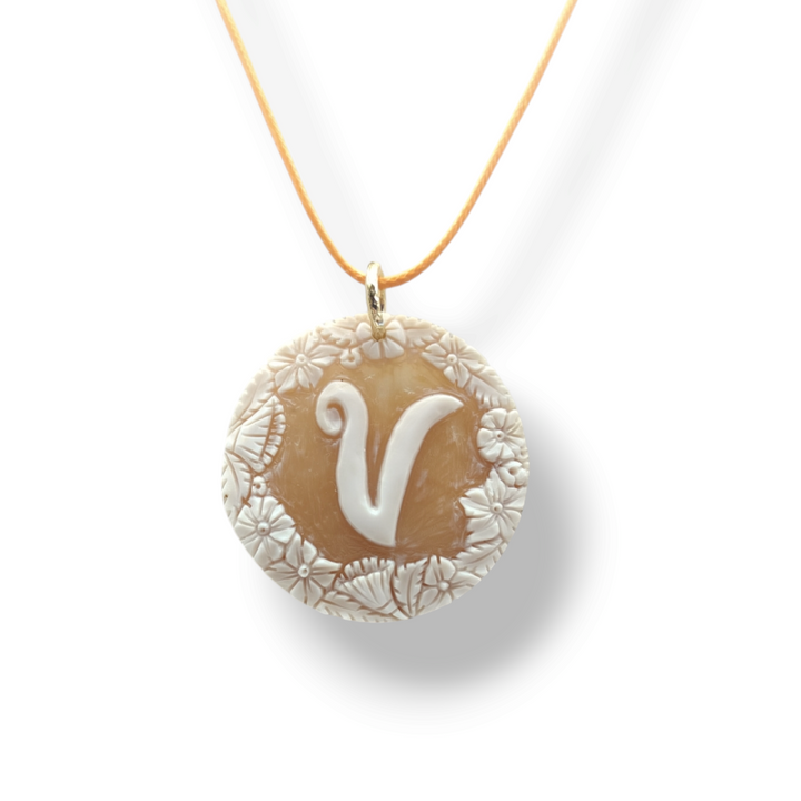 "Initial" pendant necklace in cameo mounted in silver