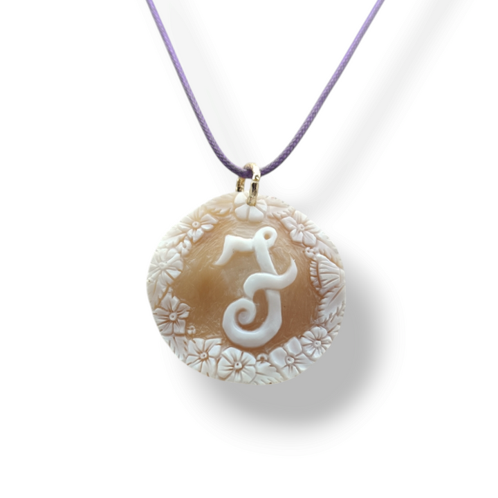 "Initial" pendant necklace in cameo mounted in silver