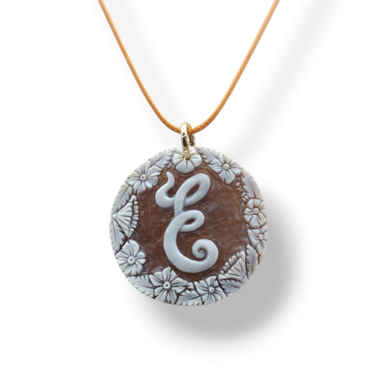 "Initial" pendant necklace in cameo mounted in silver