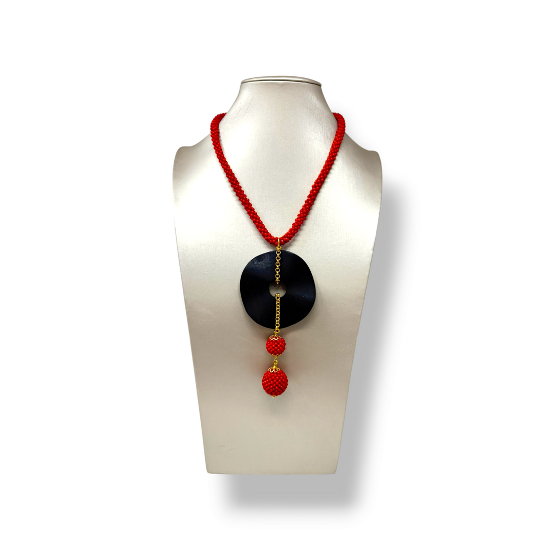 Collana di corallo in tessito ed ebano montata su argento