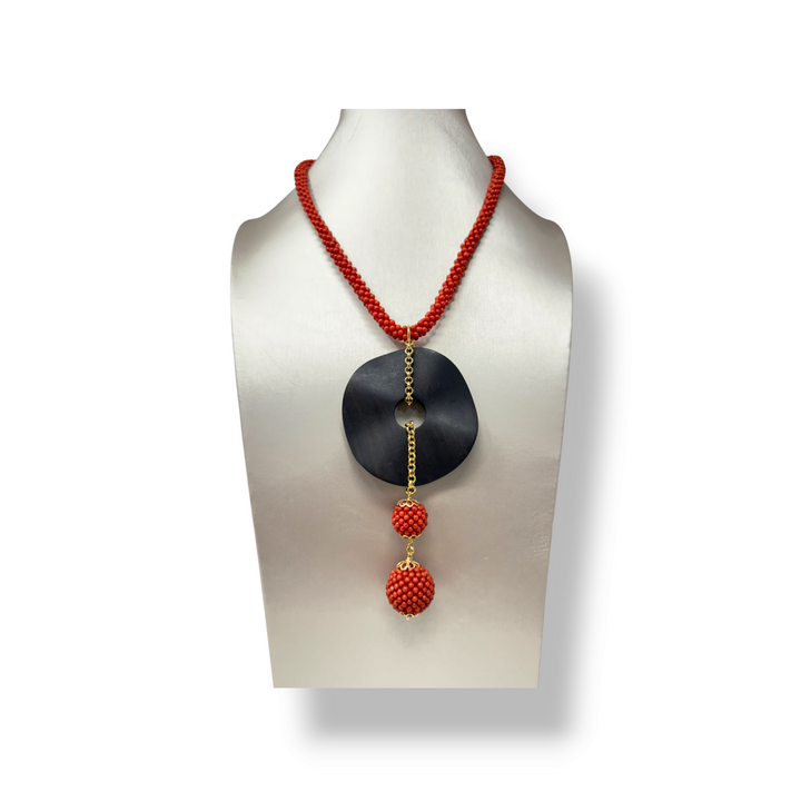 Collana di corallo in tessito ed ebano montata su argento
