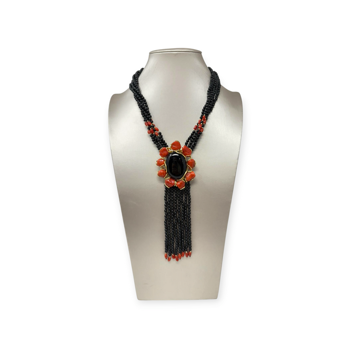 Collana medaglione di  corallo ed agata nera montato in argento