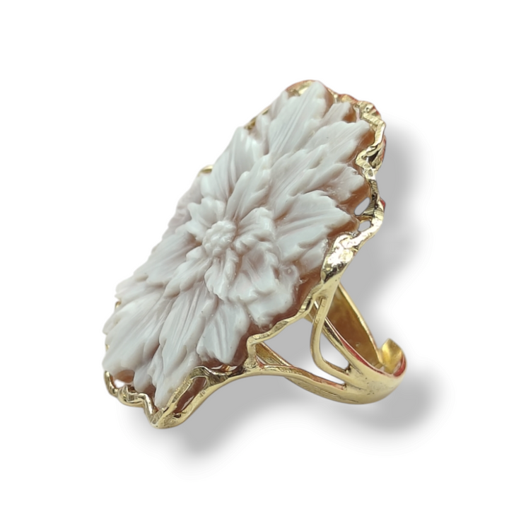 Anello fiore in cammeo sardonico e montato su argento
