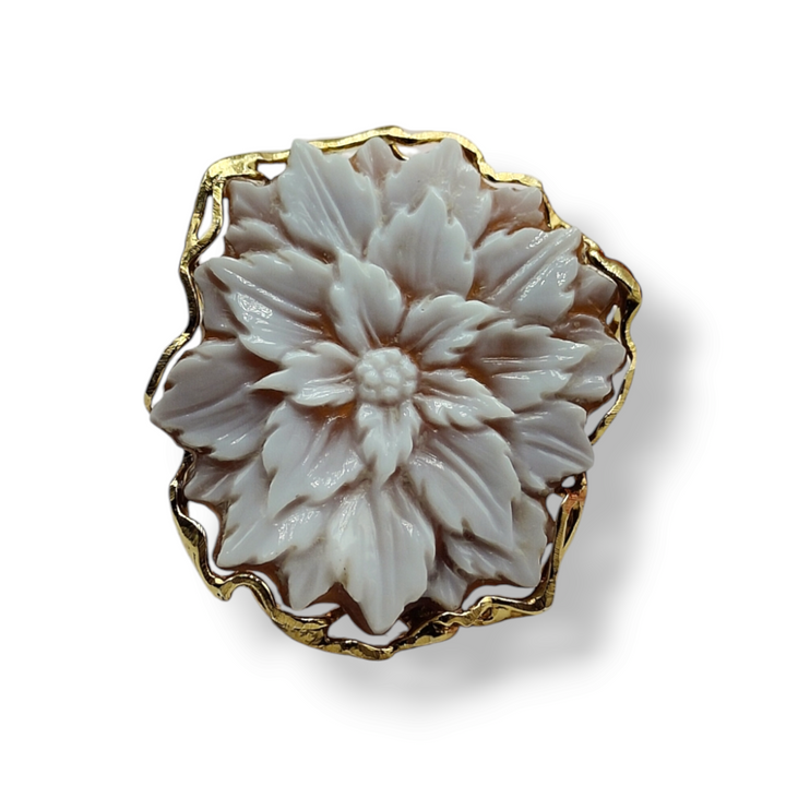 Anello fiore in cammeo sardonico e montato su argento