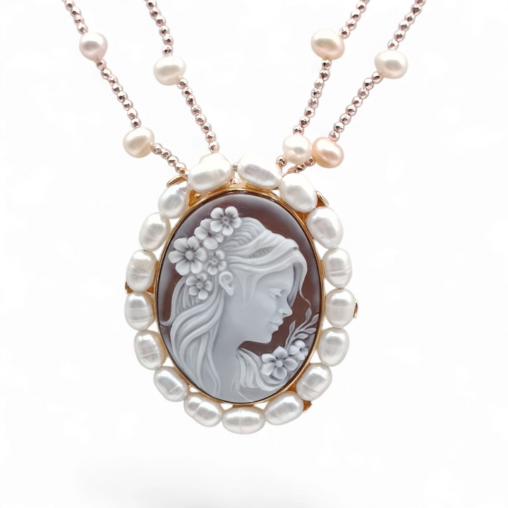 "The Wise Lady" pendant necklace in cameo mounted on silver
