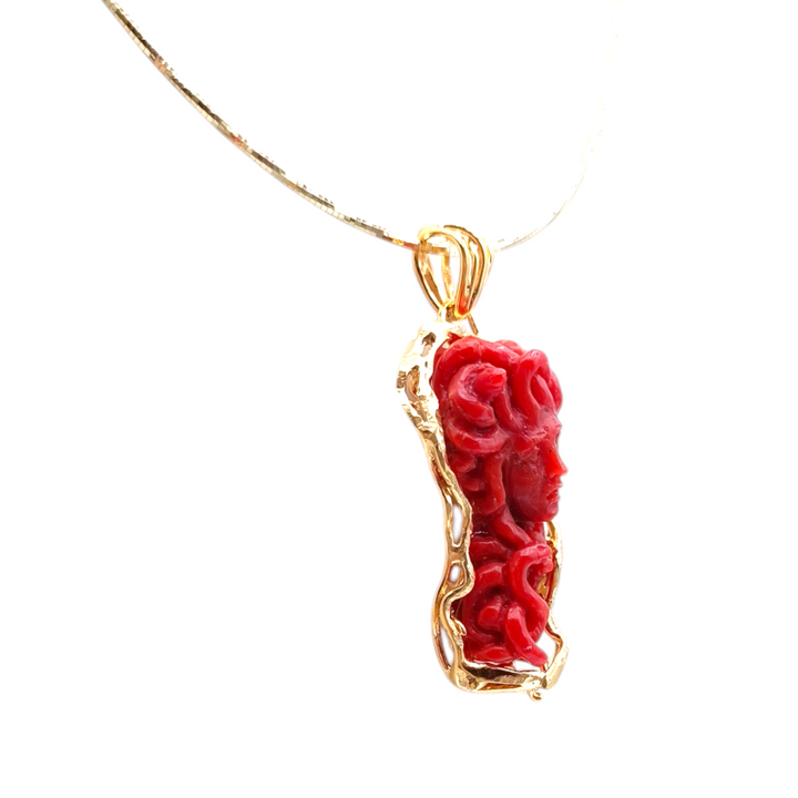 Collana ciondolo "Medusa" in corallo montato su argento