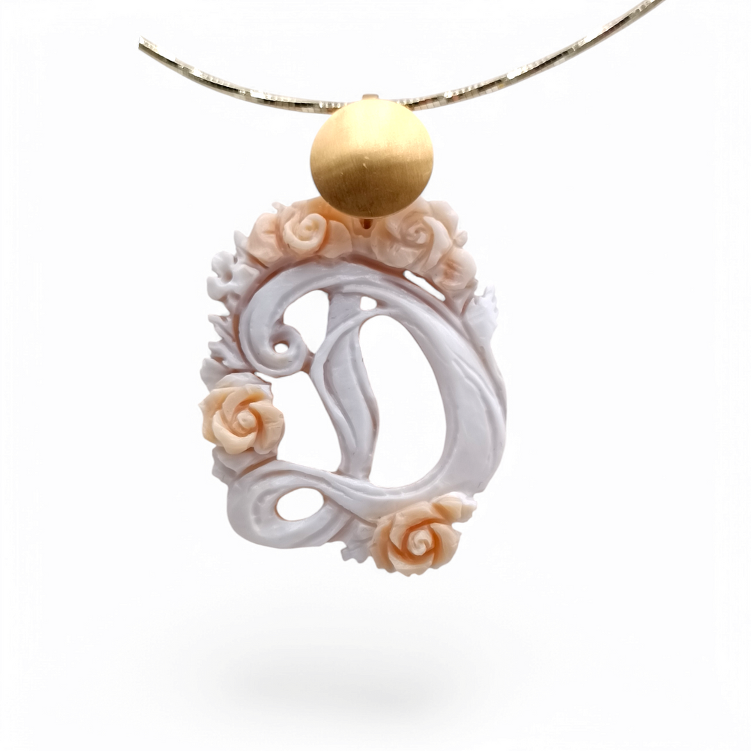 Collana ciondolo lettera traforata in cammeo bicolore montato su argento Lucia Vitiello Gioielli di Napoli
