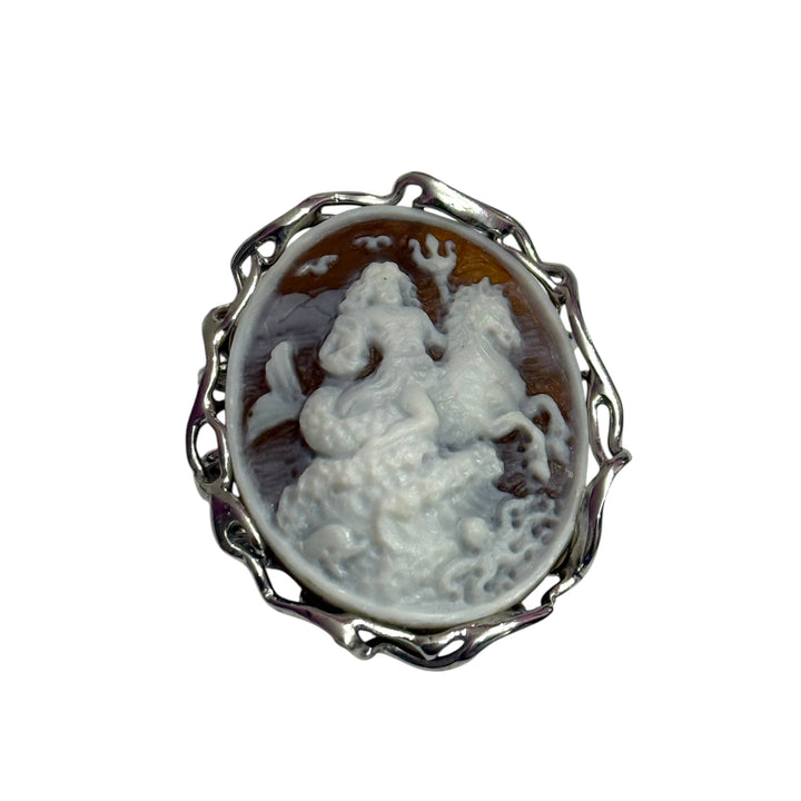 Anello "Poseidone" su conchiglia sardonica montato su argento