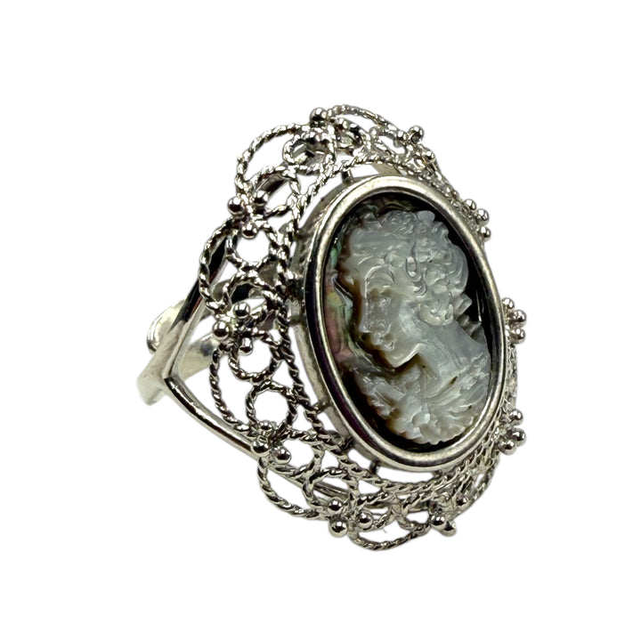 “Goddess” ring in mother-of-pearl mounted on silver, filigree workmanship