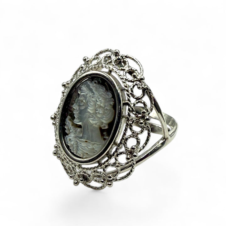 “Goddess” ring in mother-of-pearl mounted on silver, filigree workmanship