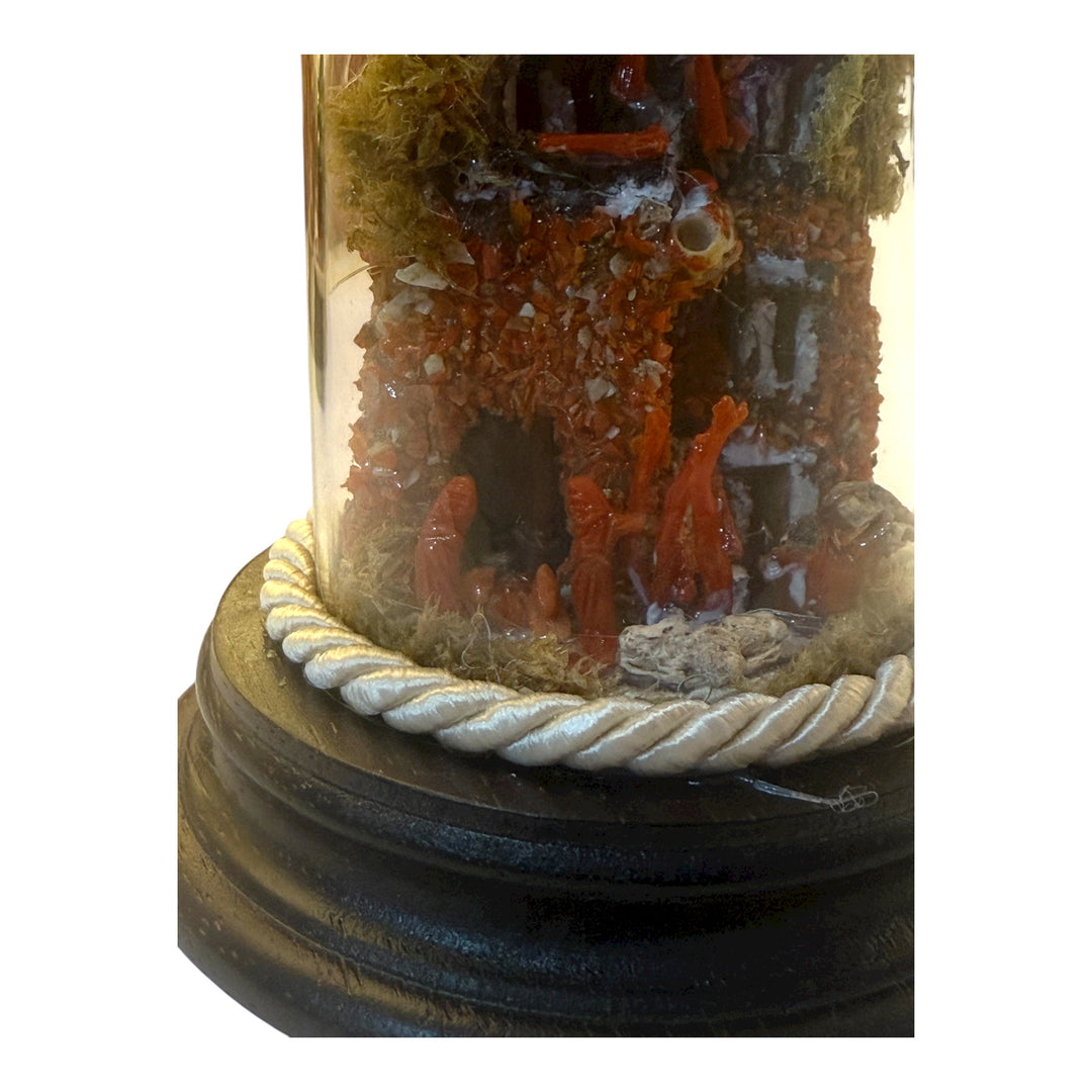 Presepe di Corallo con Cupola di Vetro e Base in Legno