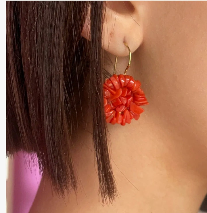 Orecchini in corallo rosso montati su argento