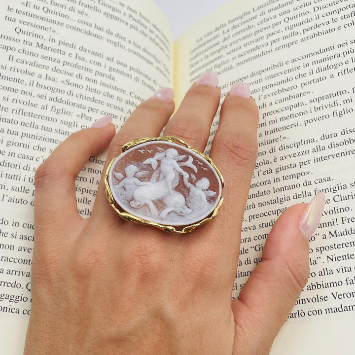 "ANGELS OF THE SEA" RING IN CAMEO MOUNTED ON SILVER