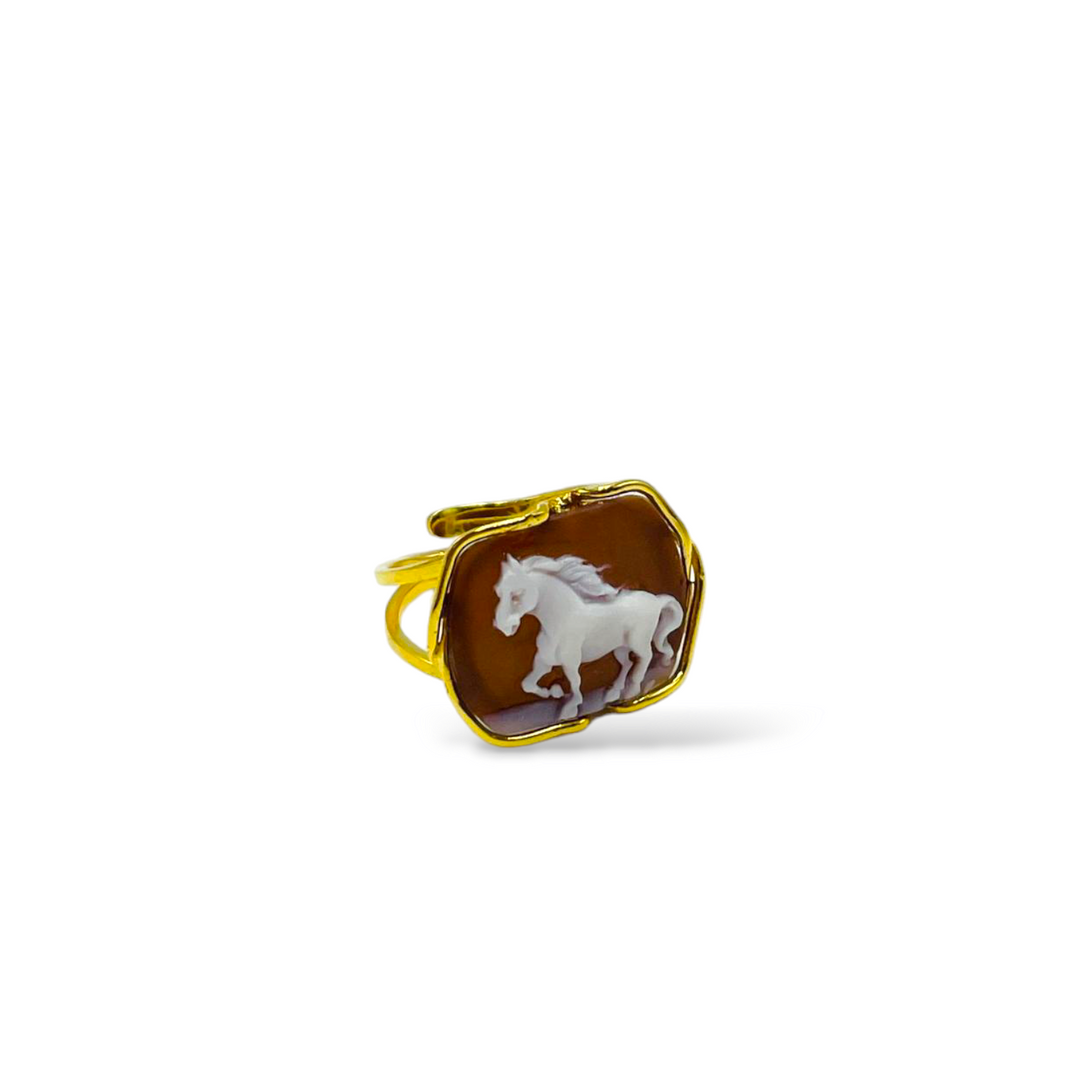 "HORSE" RING IN CAMEO MOUNTED ON SILVER