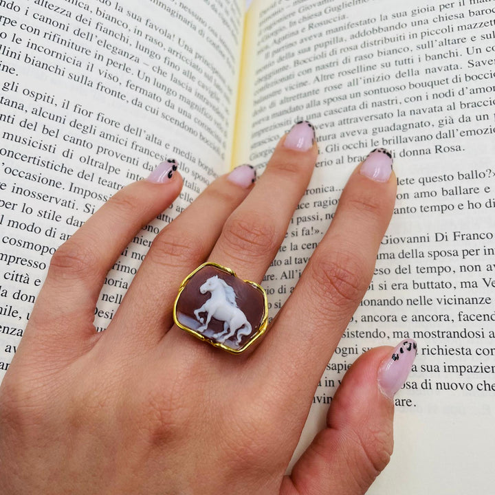 "HORSE" RING IN CAMEO MOUNTED ON SILVER