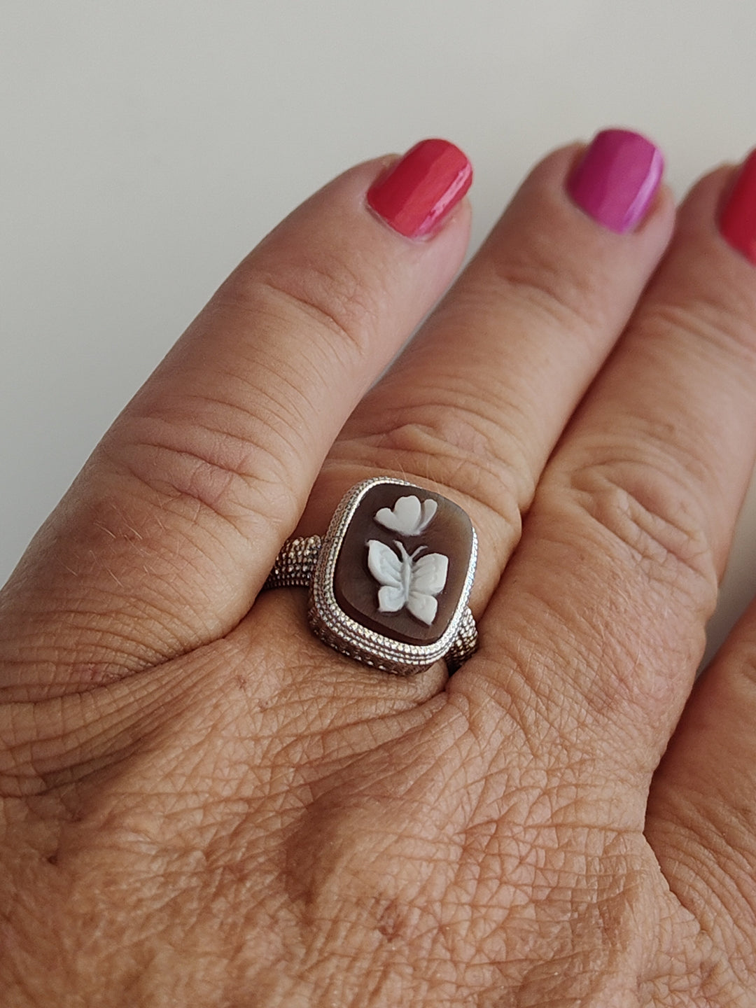 "BUTTERFLY" RING IN CAMEO MOUNTED ON SILVER