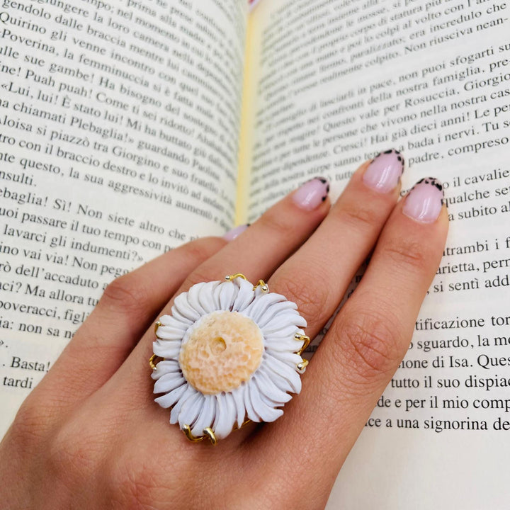 Anello girasole in cammeo montato su argento