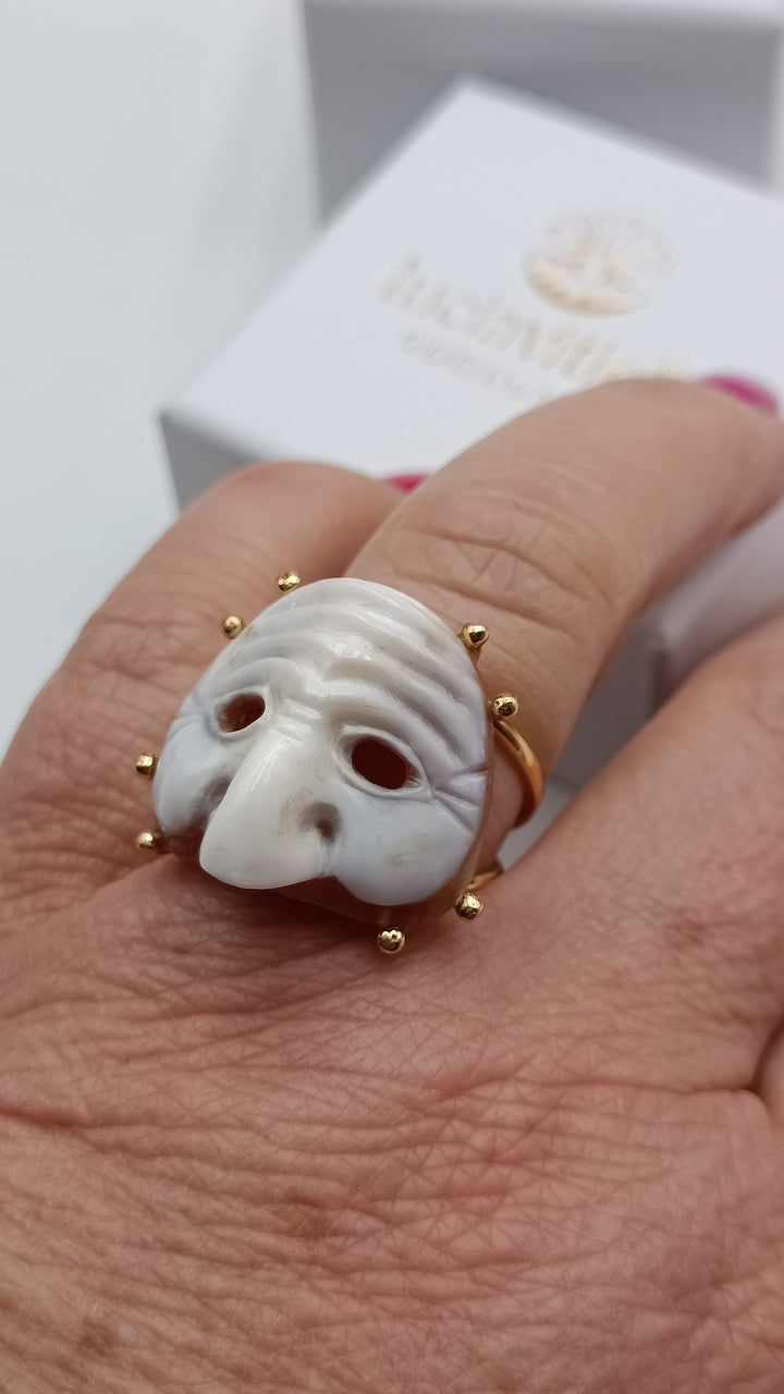 Anello maschera napoletana, Pulcinella, in cammeo e montato su argento Lucia Vitiello Gioielli di Napoli